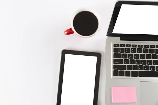 Laptop, tabletta és kávé cup-fehér háttér - felülnézet — Stock Fotó