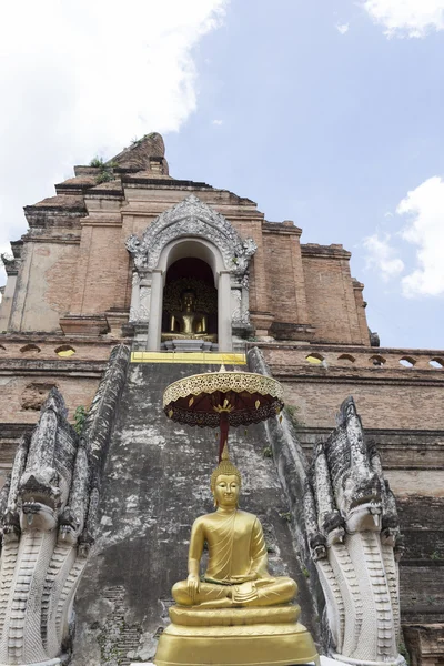 Ancienne pagode de bouddhisme dans le temple — Photo