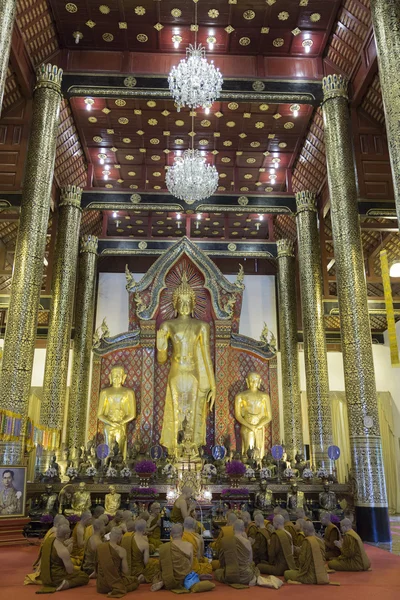 Monje budista rezando juntos en templo asiático —  Fotos de Stock