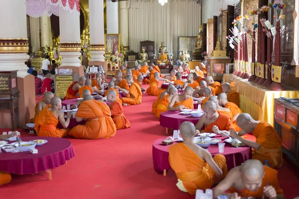 Monje budista comer almuerzo en asiático templo —  Fotos de Stock