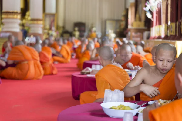 Buddhistischer Mönch isst Mittagessen im asiatischen Tempel — Stockfoto