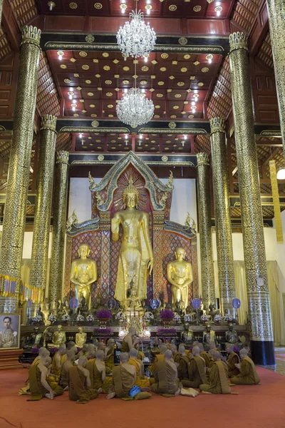 Monje budista rezando juntos en templo asiático —  Fotos de Stock