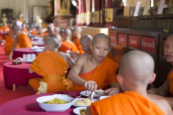 Buddhistický mnich jíst oběd v asijských chrámu — Stock fotografie