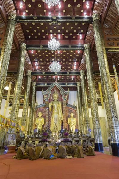 Boeddhistische monnik samen bidden in Aziatische tempel — Stockfoto