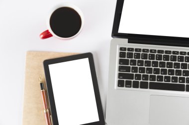 dizüstü bilgisayar, tablet ve defter beyaz arka planda - Üstten Görünüm
