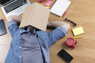 cep telefonu, dizüstü bilgisayar ve dizüstü bilgisayar ile yerde yatarken kadın