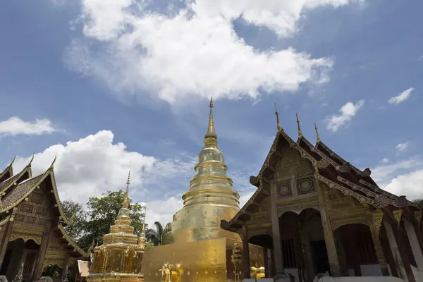 Pagoda de oro y santuario en templo buddhism con marco de hojas — Foto de Stock