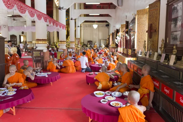 Buddhistischer Mönch isst Mittagessen im asiatischen Tempel — Stockfoto