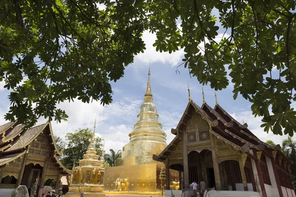 Pagoda de oro y santuario en templo buddhism con marco de hojas —  Fotos de Stock