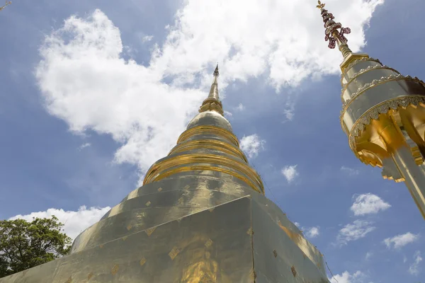 Золотая пагода в буддийском храме — стоковое фото
