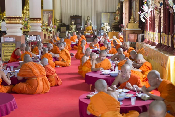 Buddhistischer Mönch isst Mittagessen im asiatischen Tempel — Stockfoto