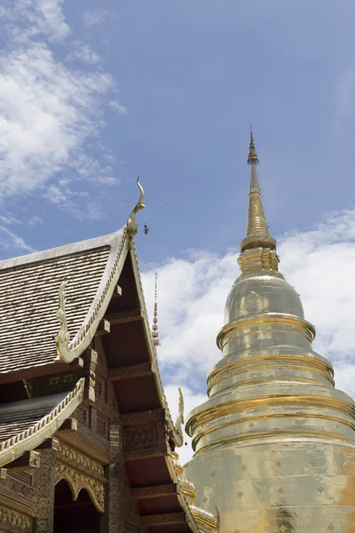 Золотая пагода и святилище в буддийском храме — стоковое фото