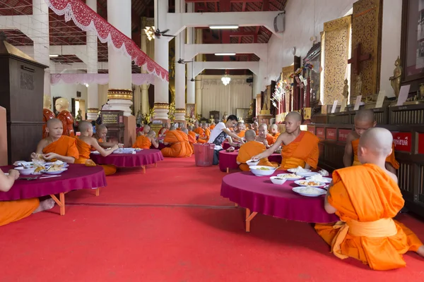 Monje budista comer almuerzo en asiático templo —  Fotos de Stock