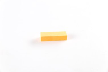 Beyaz arka plan üzerinde yapışkan not defteri