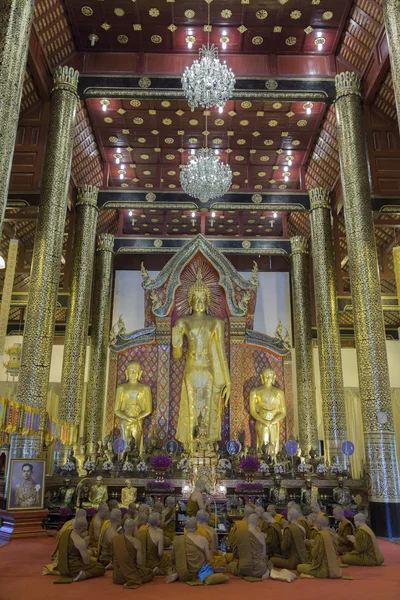 Boeddhistische monnik samen bidden in Aziatische tempel — Stockfoto