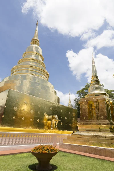 Golden pagoda in buddhism temple — Stock Photo, Image