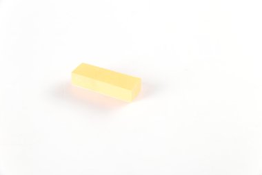 Beyaz arka plan üzerinde yapışkan not defteri