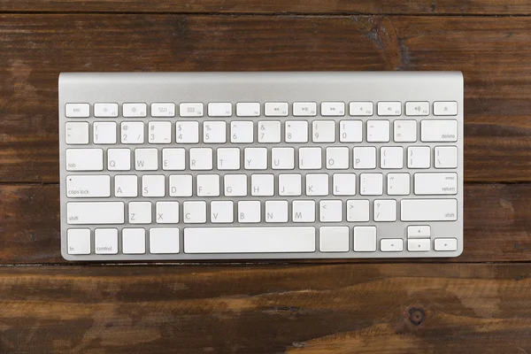 Clavier d'ordinateur sur table en bois - vue de dessus — Photo