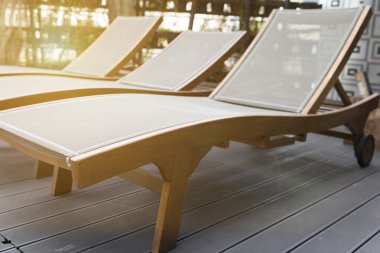 Güvertede yatak sandalye