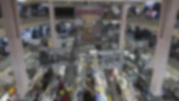 Az emberek eladási és vételi élelmiszer és ruhát az istállóban, a piac - bl — Stock Fotó