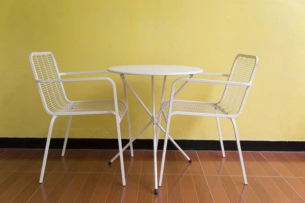 Chaise et bureau en métal blanc à côté du mur — Photo