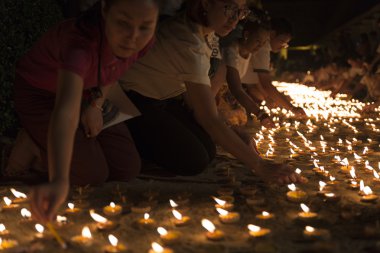 İnsanlar Buda kalıntı saygı ödemek için mum ışığı