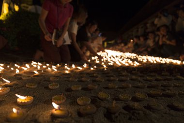 İnsanlar Buda kalıntı saygı ödemek için mum ışığı