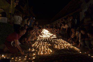 İnsanlar Buda kalıntı saygı ödemek için mum ışığı
