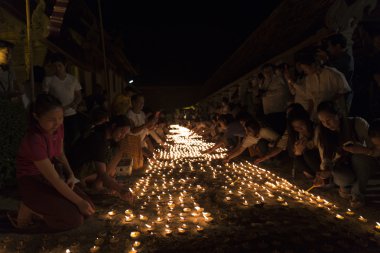 İnsanlar Buda kalıntı saygı ödemek için mum ışığı