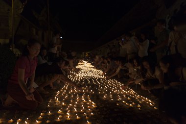İnsanlar Buda kalıntı saygı ödemek için mum ışığı