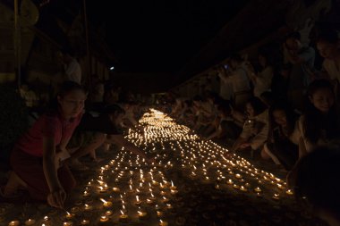 İnsanlar Buda kalıntı saygı ödemek için mum ışığı