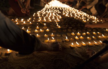 İnsanlar Buda kalıntı saygı ödemek için mum ışığı