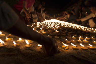 İnsanlar Buda kalıntı saygı ödemek için mum ışığı