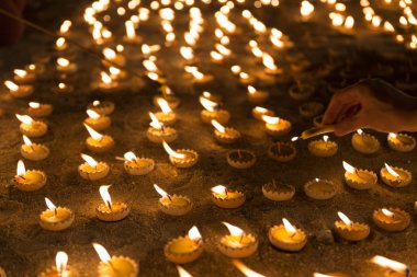 İnsanlar Buda kalıntı saygı ödemek için mum ışığı