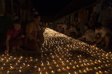 İnsanlar Buda kalıntı saygı ödemek için mum ışığı