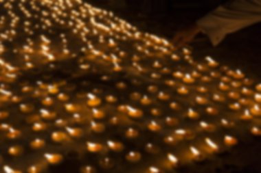 Geceleri parlayan mum ışığı görüntü bulanıklığı