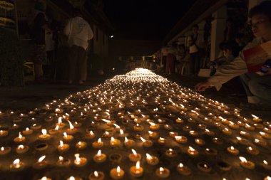 İnsanlar Buda kalıntı saygı ödemek için mum ışığı