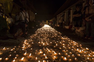Buda kalıntı saygı ödemek için mum ışığı