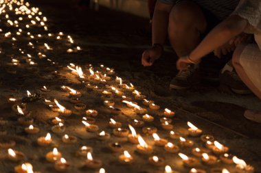 Geceleri parlayan mum ışığı