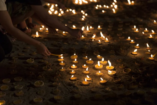 人们点燃蜡烛去尊重佛陀的遗物 — 图库照片