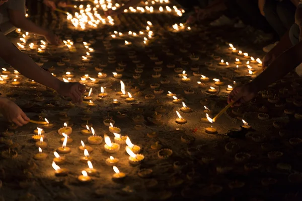 People light candle to pay respect to buddha relic — Stock Photo, Image