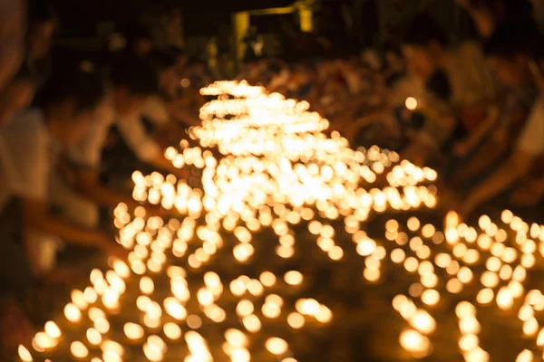Imagen borrosa de las personas encienden vela para pagar respecto a la reliquia buda — Foto de Stock