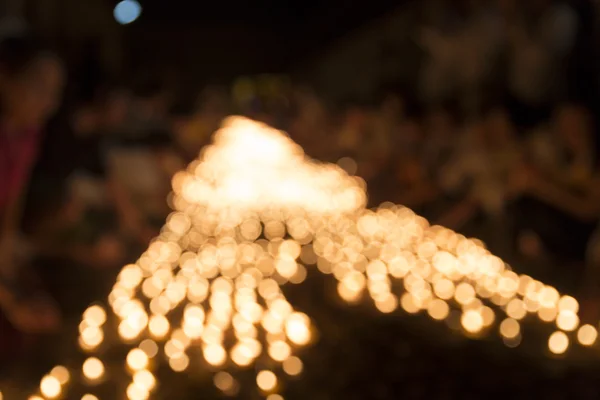 Imagen borrosa de las personas encienden vela para pagar respecto a la reliquia buda — Foto de Stock