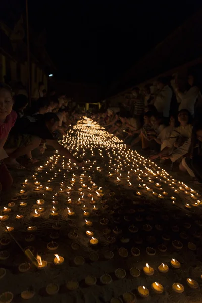 La gente enciende velas para pagar respeto a la reliquia de Buda —  Fotos de Stock