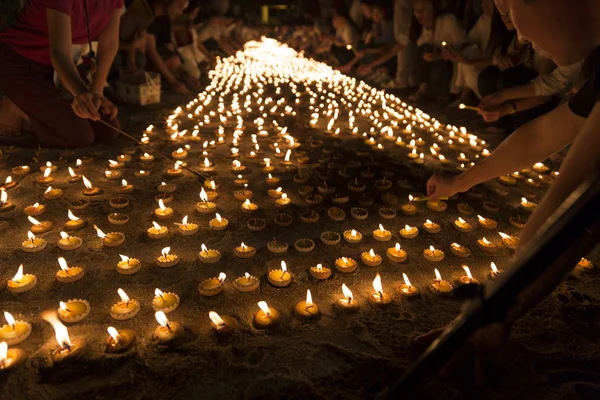 La gente enciende velas para pagar respeto a la reliquia de Buda — Foto de Stock