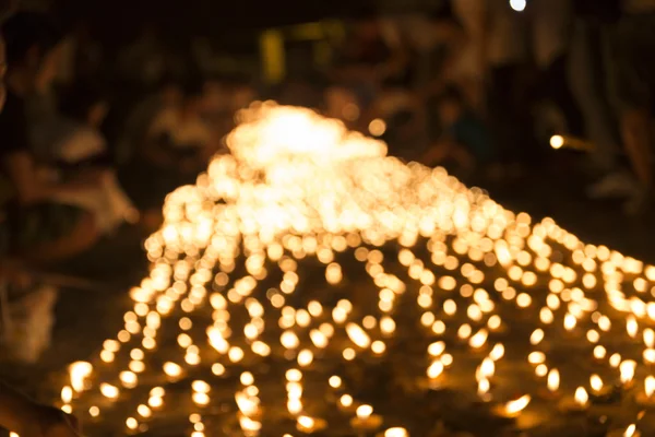 Blur image of people light candle to pay respect to buddha relic — Stock Photo, Image