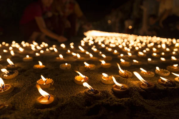 La gente enciende velas para pagar respeto a la reliquia de Buda —  Fotos de Stock