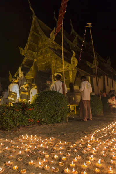 Lumière de bougie pour payer le respect à la relique de bouddha au temple bouddhiste — Photo