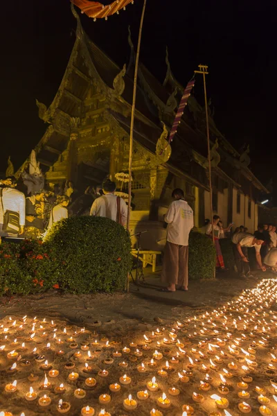 Światło świecy do zapłaty w odniesieniu do relikwie Buddy w świątyni buddyjskiej — Zdjęcie stockowe