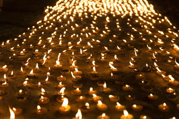 사람들이 촛불 불상 유물에 존경을 지불 — 스톡 사진